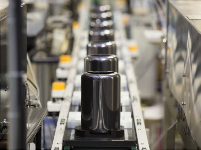 Der neue Mac Pro läuft vom Band. Ab dem 19. Dezember kann er für 2999 Euro bestellt werden (Bild: Apple).