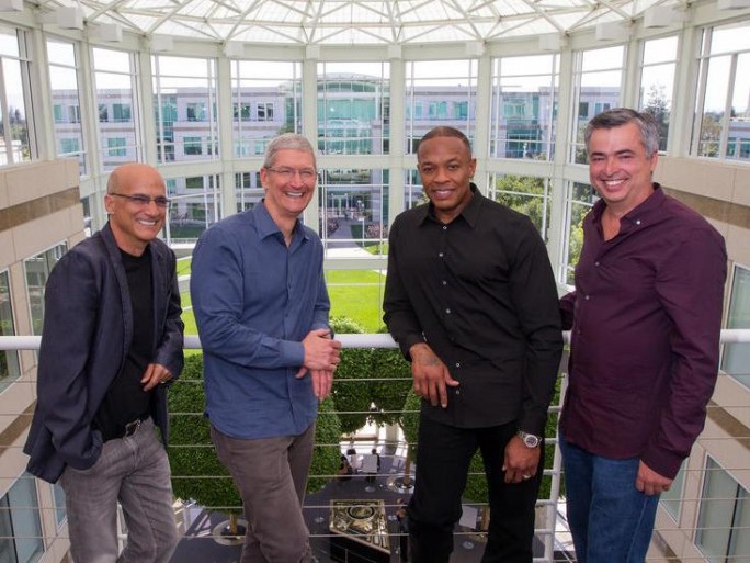 Die Beats-Gründer Jimmy Iovine (links) und Dr. Dre (zweiter von rechts) sollen führende Positionen bei Apple übernehmen (Bild: Apple).