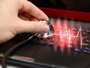 Fieberkurve Notebook (Bild: Shutterstock / Natalia-Siverina)