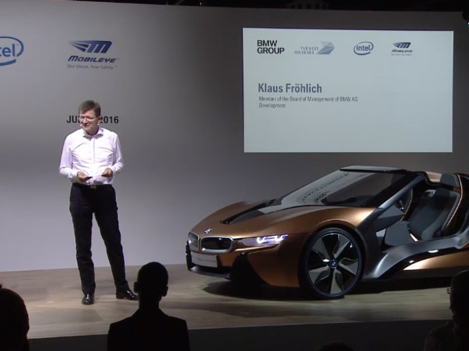 Die Bühne dominierte ein iNext-Prototyp von BMW (Screenshot: ZDNet)