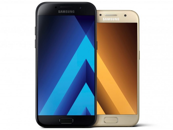 Die beiden neuen Mittelkassegeräte Galaxy A5 und Galaxy A3. (Bild: Samsung)