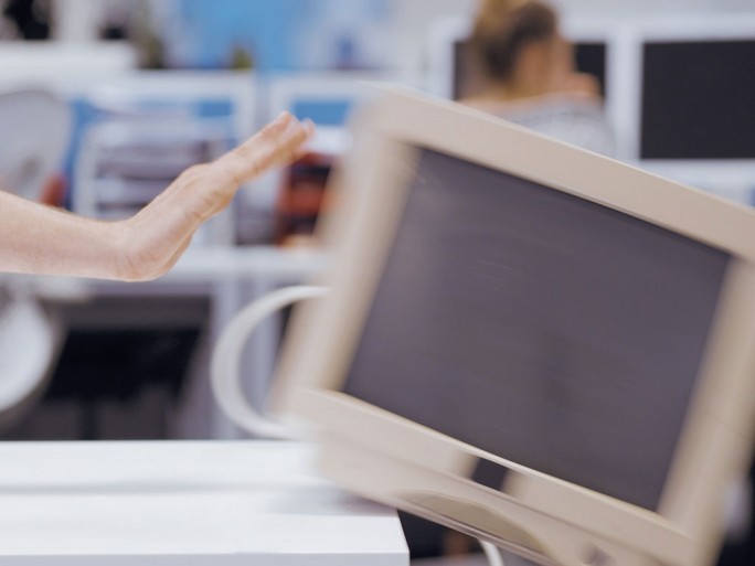 Sharp zeigt in einer Studie, dass ältere Technik am Arbeitsplatz die Motivation senken kann. (Bild: Sharp)