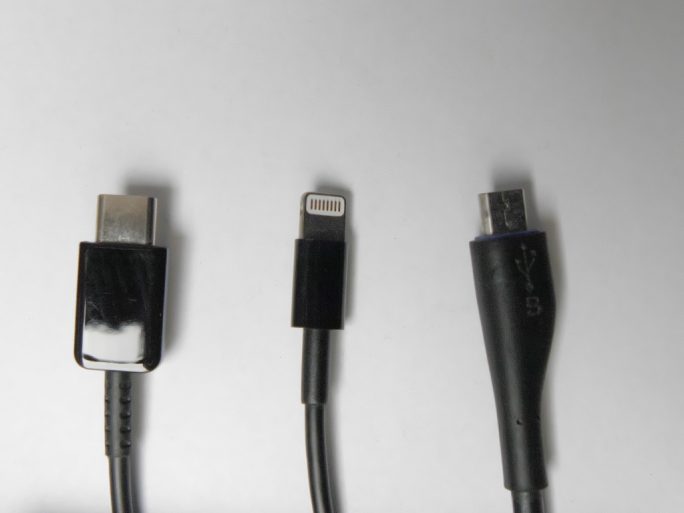 Ladekabel: USB-Typ-C (links), Apple Lightning (mitte), Micro-USB (rechts) (Bild: ZDNet.de)