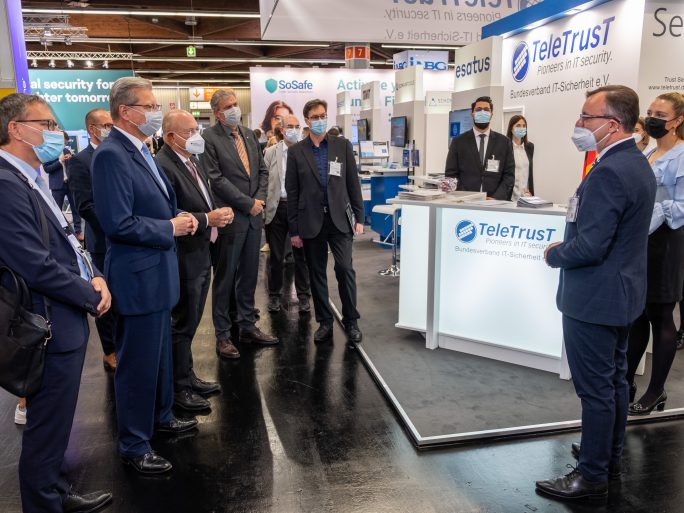 Auf dem it-sa 2021 Messestand von Bundesverband IT-Sicherheit e.V. (TeleTrusT) waren Mitglieder der Initiativen „IT Security made in Germany“ und „IT Security made in EU“ vertreten. Der VIP-Rundgang der it-sa 2021 führte auch an diesem Stand vorbei.