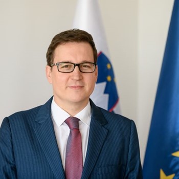 „Für einen erfolgreichen digitalen Wandel und die Verwirklichung unserer Klimaziele braucht es datengetriebene Innovationen, die auf der Verfügbarkeit von Daten aufbauen. Daher ist es von entscheidender Bedeutung, das Vertrauen in die gemeinsame Datennutzung zu stärken“, Boštjan Koritnik, slowenischer Minister für öffentliche Verwaltung, Präsident des Rates.